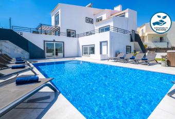 Villa Avalon by Algarve Vacation allows 18 year olds to book a room