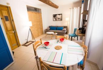 Lovely 38m2 apartment in Menton old town allows 18 year olds to book a room