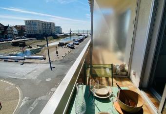 Studio 17m2 vue mer balcon Sud + garage priv   allows 18 year olds to book a room