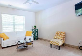 Cozy townhouse in the heart of the city! has Balcony rooms