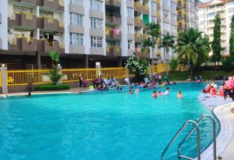 SugarStay Homestay Teluk Kemang has rooms with a private hot tub