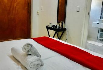 CapitalT Luxury Guest House has rooms with a private hot tub