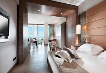 Waldorf Suite Hotel has rooms with a private hot tub