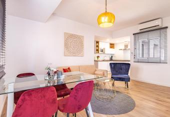 HAPPY LOUNGE has Balcony rooms