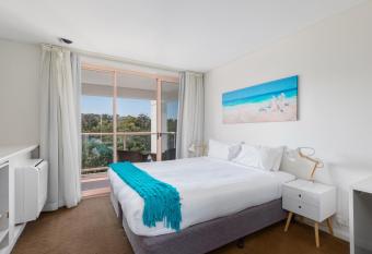 Charlesworth Bay Beach Resort has rooms with a private hot tub