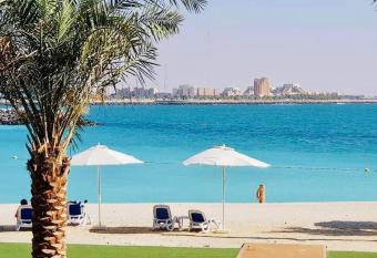 BEAUTIFUL STUDIO APARTMENT IN AL MARJAN ISLAND has rooms with a private hot tub