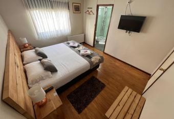 Hostal Reymer allows 18 year olds to book a room