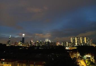 BAYU PANDAN 4 rooms homestay has Balcony rooms