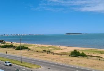 Apartamento frente al mar primera linea de la mansa Pda 26 punta del este penthouse has rooms with a private hot tub