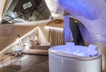 Le Suites Del Duomo Luxury has rooms with a private hot tub