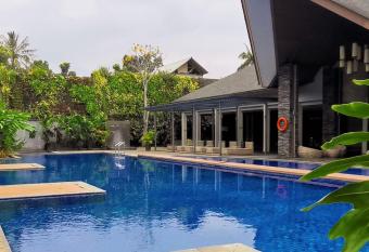 THE ALOSIA Private Pool 5 Bedroom Villa Vimala Hills Pet-Friendly has rooms with a private hot tub