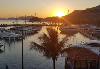 Loft Piratas Angra dos Reis junto a Marina e Shopping has Balcony rooms