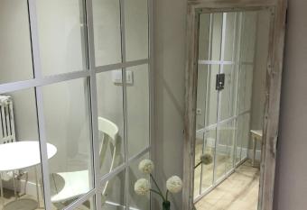 Pensi  n La Castellana allows 18 year olds to book a room