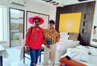 Hotel Queen has Smoking rooms