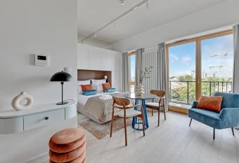 Downtown Apartments Riverside Nadmot  awie - Sauna, Gym & Parking allows 18 year olds to book a room