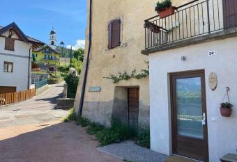 Alla Pieve camera con vista sul lago di Caldonazzo has Balcony rooms