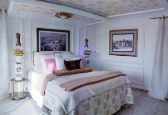 Golden Aurora Lodge has rooms with a private hot tub