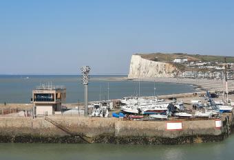 Le pigeonnier 1 allows 18 year olds to book a room