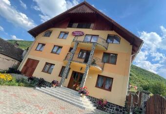 Pensiunea V  tafu has Balcony rooms