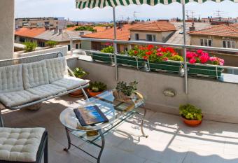 Apartment Noris allows 18 year olds to book a room