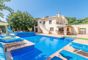 Casa Emilia has Balcony rooms