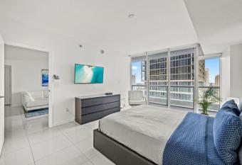 Inredible View -Luxury Unit at the W Brickell has rooms with a private hot tub