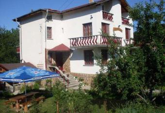 Veselata Guest House has Balcony rooms