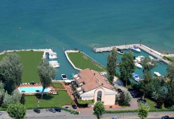 Yachting Hotel Mistral has Balcony rooms