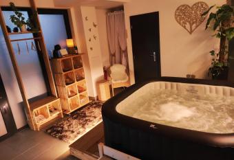 Private Relax Armonia Wellness Apartment has rooms with a private hot tub