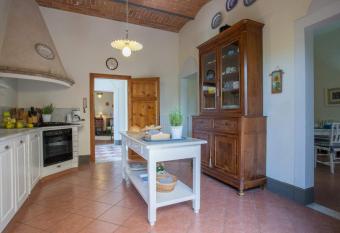 Villa Il Borgo by MC Luxury Rentals has rooms with a private hot tub