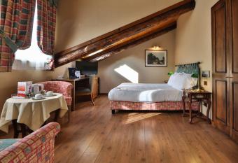 Best Western Hotel Piemontese has rooms with a private hot tub