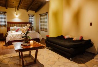 Villas Na has rooms with a private hot tub