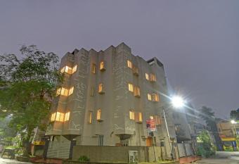 Super OYO Townhouse 726 Hotel All In One Near City Centre Salt Lake allows 18 year olds to book a room