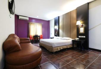 C One Hotel Pulomas allows 18 year olds to book a room