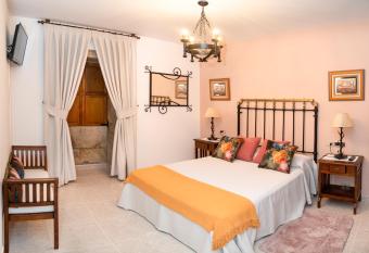 Casa Ravel has Balcony rooms