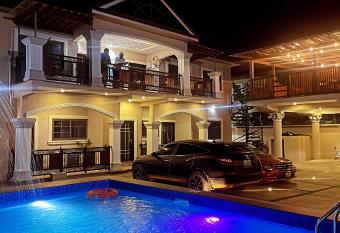 Yussals Serviced Apartment has Balcony rooms