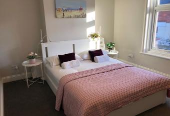 Three Bedroom City Home with Garden allows 18 year olds to book a room