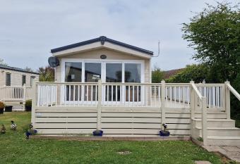 Pebbles - Romantic sunsets on the decking has Balcony rooms