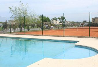 Dpto. en duplex con jacuzzi en barrio privado has rooms with a private hot tub