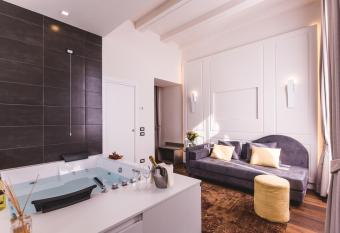 Araba Fenice Hotel has rooms with a private hot tub