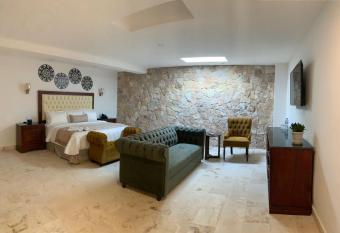 Real Hispano has rooms with a private hot tub