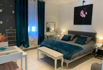 La Klo   allows 18 year olds to book a room