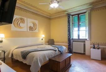 Villa Sant   Andrea has rooms with a private hot tub