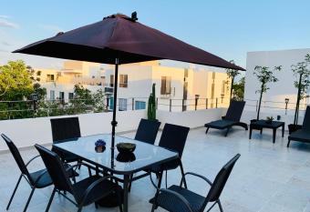 Franks House Luxury Apartment 'Shared House' allows 18 year olds to book a room