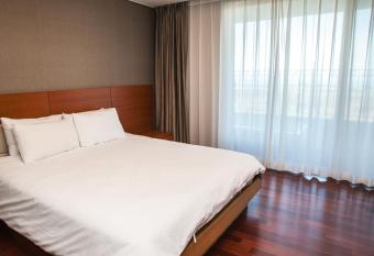 ArdenHill Resort & Golf has rooms with a private hot tub