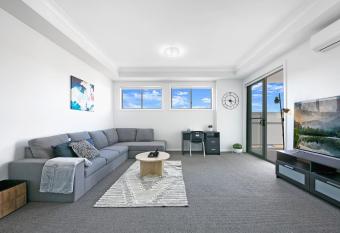 KOZYGURU WENTWORTHVILLE KOZY 2 BED 1 BATH APT STREET PARKING NWE049 allows 18 year olds to book a room