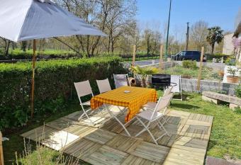 Le logis du h  ron has Balcony rooms