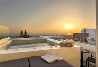 Onyx Hotel & Suites has rooms with a private hot tub