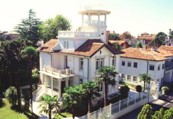 Hotel Villa Delle Palme allows 18 year olds to book a room