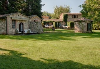 Borgo San Luigi has rooms with a private hot tub